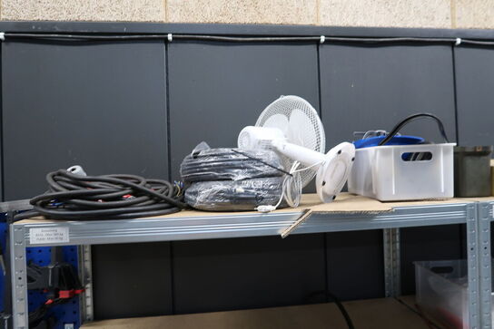 2 stk. lagerreoler med div. Værktøj m.m.