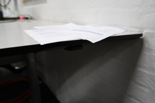 El. hæve/sænke skrivebord uden indhold samt kontorstol og skammel