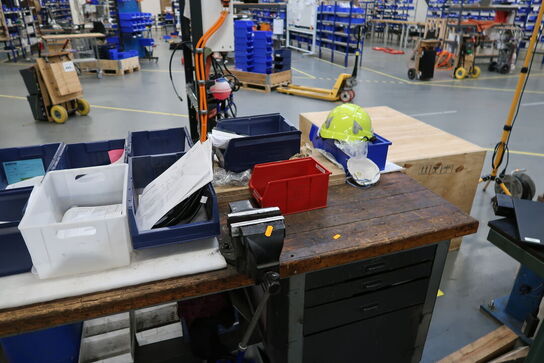 Arbejdsbord med skruestik samt div. Værktøj