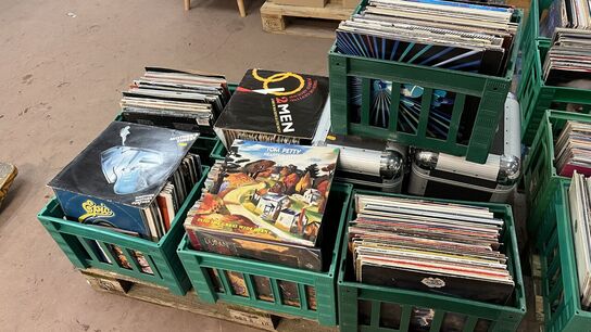 6 ks. Vinylplader (ca. 300 stk) + 2 Transportkasser