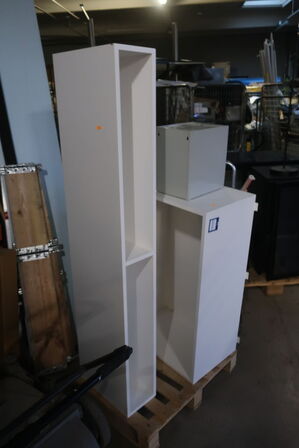 2 stk. reoler og brevbakke