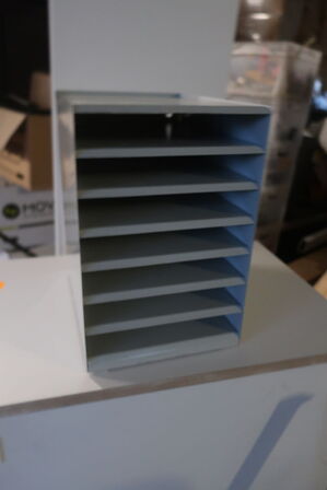 2 stk. reoler og brevbakke