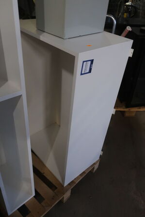 2 stk. reoler og brevbakke