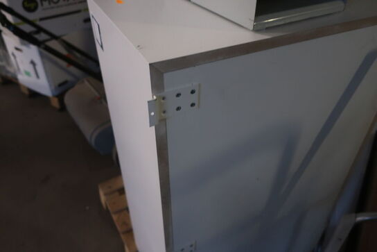 2 stk. reoler og brevbakke