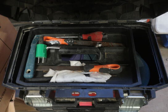 Værktøjskasse og 2 flyttekasser med slibepapir