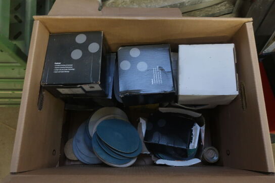 Værktøjskasse og 2 flyttekasser med slibepapir