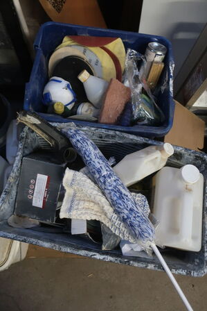 Åbne maling, spande værktøj m.m. 