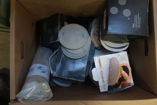 Værktøjskasse og 2 flyttekasser med slibepapir