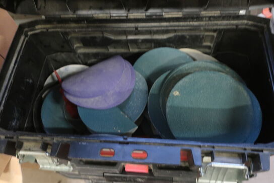 Værktøjskasse og 2 flyttekasser med slibepapir