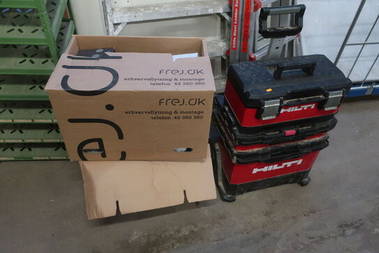 Værktøjskasse og 2 flyttekasser med slibepapir