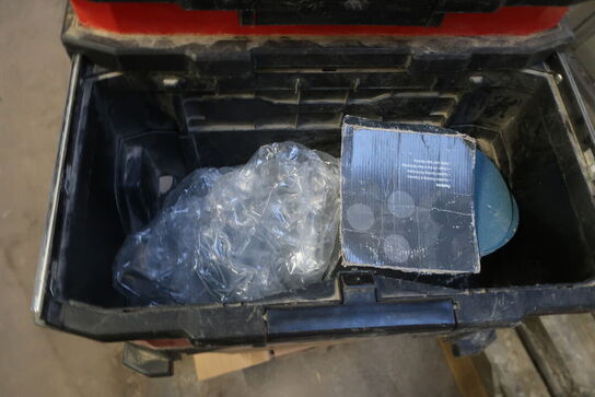 Værktøjskasse og 2 flyttekasser med slibepapir