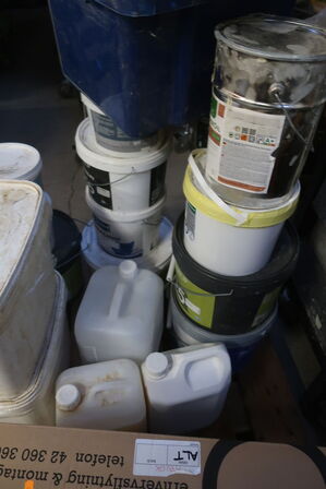 Åbne maling, spande værktøj m.m. 