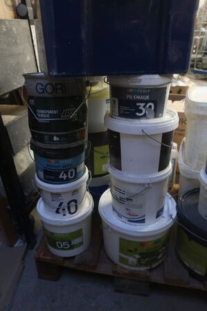 Åbne maling, spande værktøj m.m. 