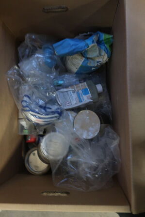 Åbne maling, spande værktøj m.m. 