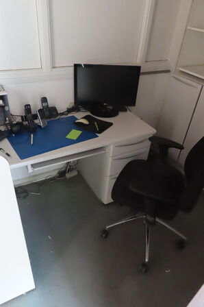 Receptionsdisk ink. Reol & indhold