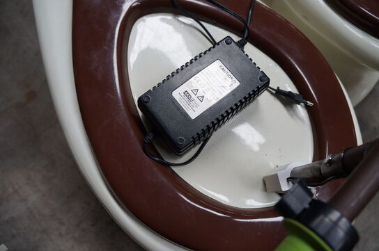 2 stk. Elektriske toiletvogne