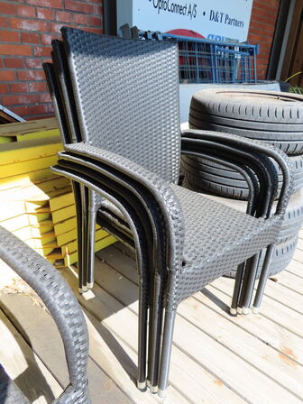 Havebord med 10 stk. stole og parasol på fod