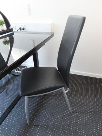 El-hæve/sænke skrivebord med stol og lampe