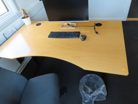 El-hæve/sænke skrivebord med kontorstol