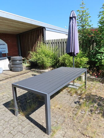 Havebord med 10 stk. stole og parasol på fod