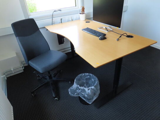 El-hæve/sænke skrivebord med kontorstol