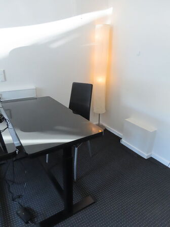 El-hæve/sænke skrivebord med stol og lampe