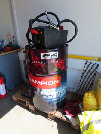 Oliepumpe og olietønde med olie