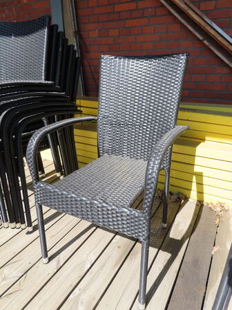 Havebord med 10 stk. stole og parasol på fod