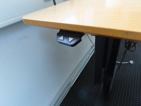 El-hæve/sænke skrivebord med kontorstol