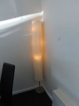 El-hæve/sænke skrivebord med stol og lampe