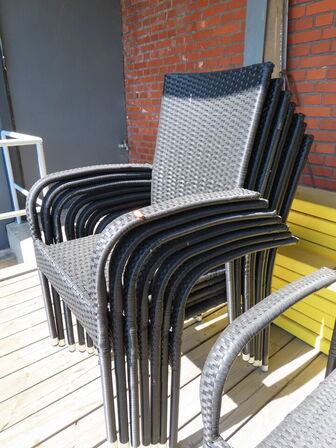 Havebord med 10 stk. stole og parasol på fod