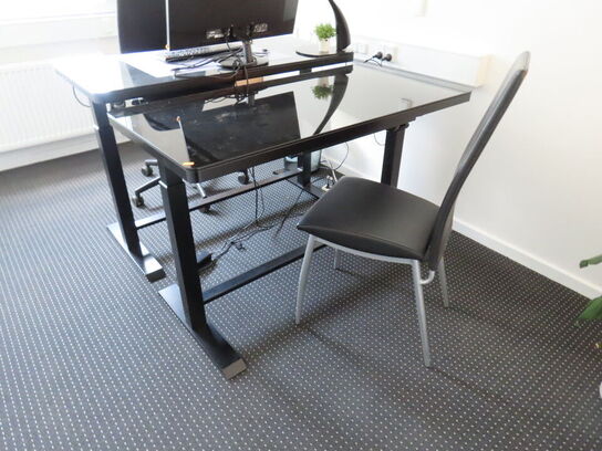 El-hæve/sænke skrivebord med stol og lampe