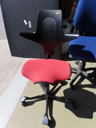 2 stk. kontorstole, 1 x HÅG CAPISCO og 1 x ukendt mærke