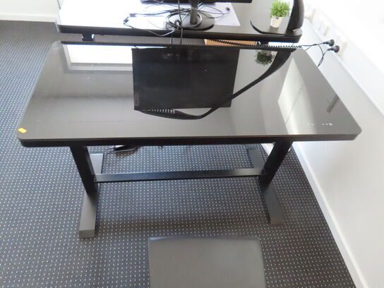 El-hæve/sænke skrivebord med stol og lampe