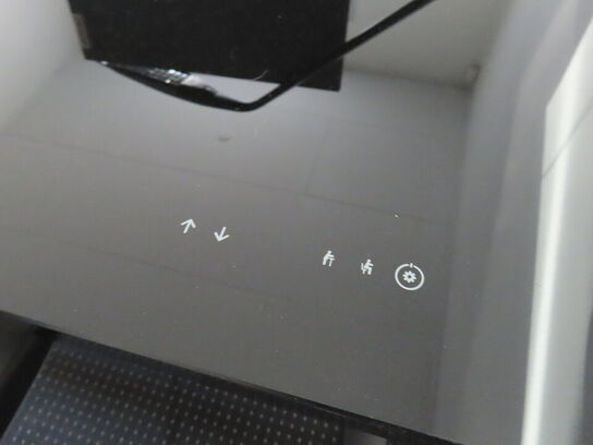 El-hæve/sænke skrivebord med stol og lampe