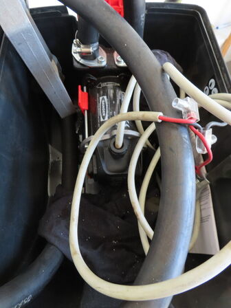 Oliepumpe og olietønde med olie