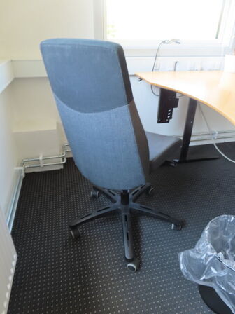 El-hæve/sænke skrivebord med kontorstol