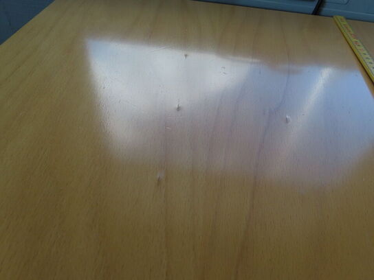 El-hæve/sænke skrivebord med kontorstol