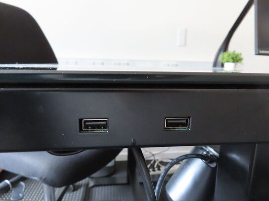 El-hæve/sænke skrivebord med stol og lampe