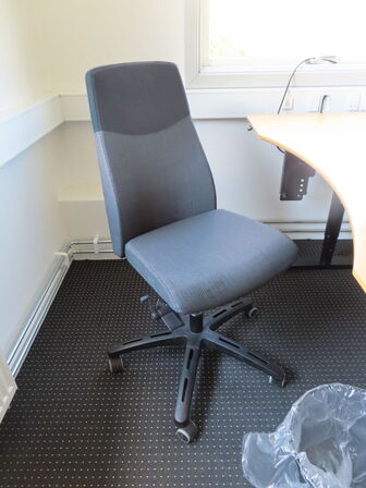 El-hæve/sænke skrivebord med kontorstol