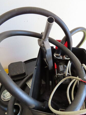 Oliepumpe og olietønde med olie