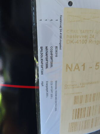 Oliepumpe og olietønde med olie