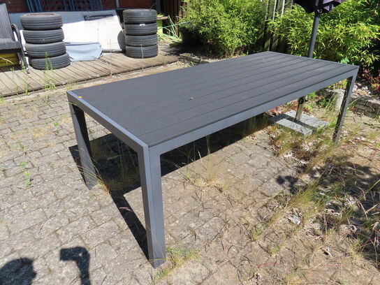 Havebord med 10 stk. stole og parasol på fod