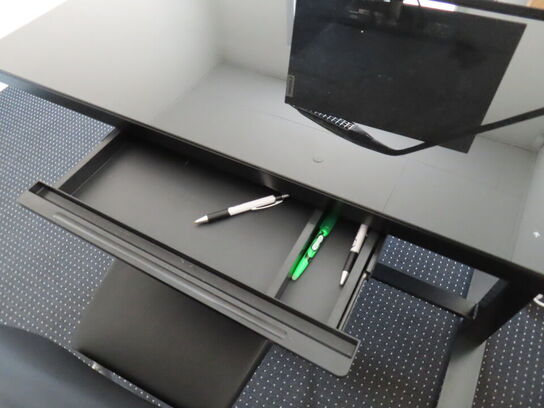 El-hæve/sænke skrivebord med stol og lampe