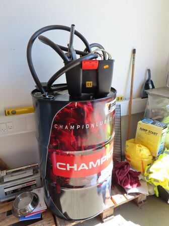 Oliepumpe og olietønde med olie