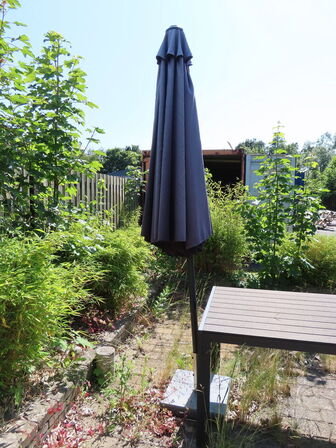 Havebord med 10 stk. stole og parasol på fod