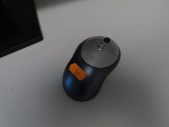 24" monitor, LENOVO LT2423WC, mus og bordlampe