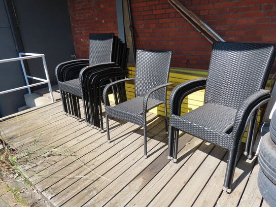 Havebord med 10 stk. stole og parasol på fod