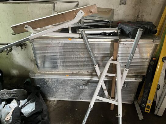 2 Stk. Jumbo metal kasser og bordbukke