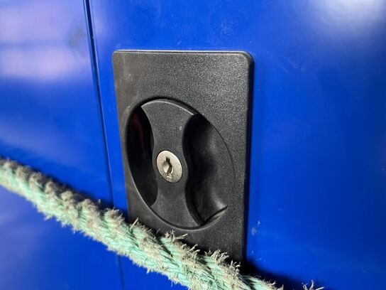 Palle med Metal skab og Træ plade